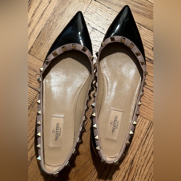 VALENTINO STUDDED BLACK PATENT LEATHER FLATS - Picture 1 of 4